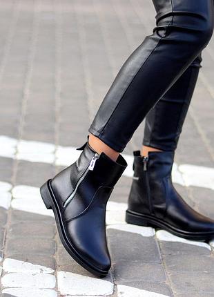 Кожаные черные женские ботинки на молнии