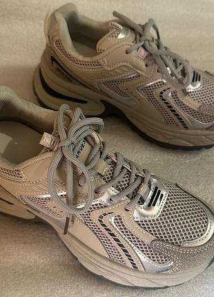 Кросівки легкі та зручні