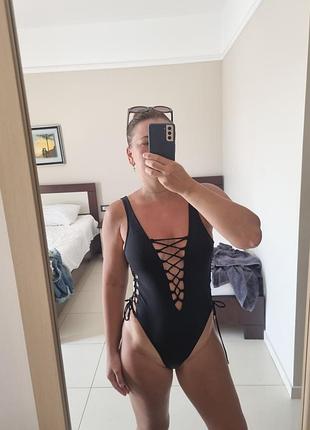 Суцільний сексуальний купальник чорний у рубчик зі шнуровкою
