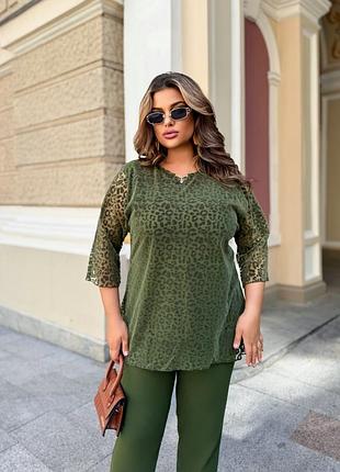 Костюм-двойка: блуза с леопардовым узором на сетке и однотонные брюки