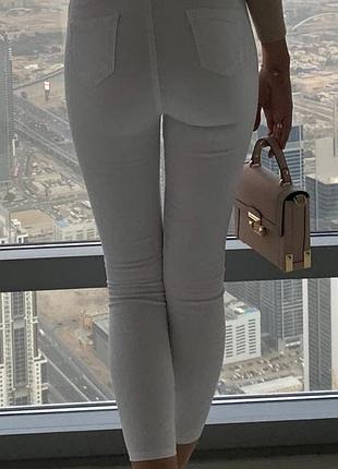 Білі жіночі штани-скінні