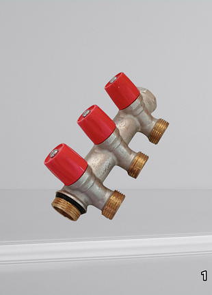 Коллектор general fittings ek red nk 3/4x3/4 t3. с вентильными кранами на 3 выхода красный.