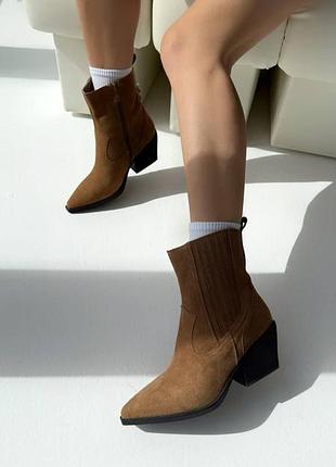 Замшевые свет шоколадные казаки на удобном каблуке и молнии