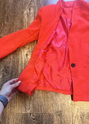 Дуже гарний піджак на дівчинку