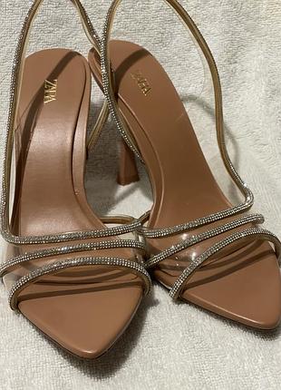 Вишукані туфлі зі страхами бежеві