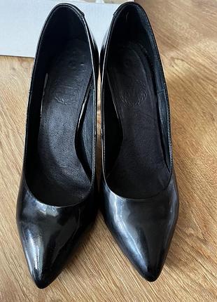 Туфлі чорні шкіряні на каблуку