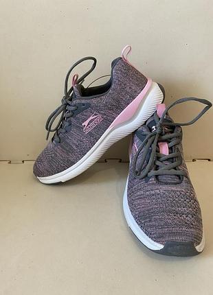 Продам жіночі кросівки фірми slazenger!