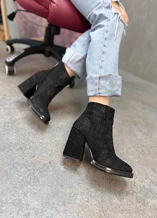 Черевики ботильйони з італійської шкіри та замші під крокодил чорні на каблуках