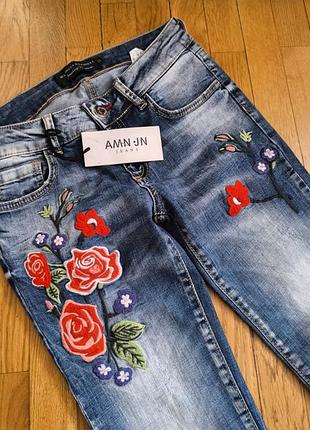Джинсы скинни с вышивкой amn