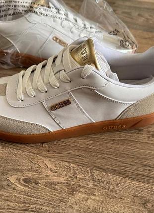 Кроссовки новые guess, кожа-замш, размер на 41-42.