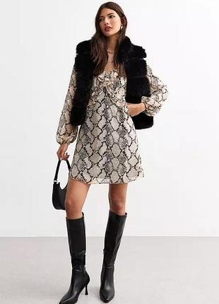 Трендова сукня з рюшами/ зміїний принт