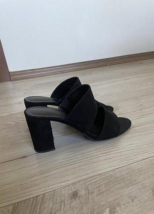 Шльопанці на підборах