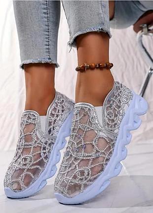 Легенькі нарядні кросівки