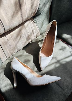 Білі шкіряні весільні туфлі 41 розміру