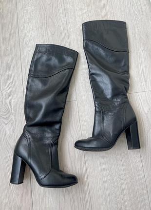 Шкіряні ботфорти на каблуку у розмірі 36 бренду nivelle