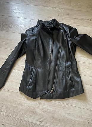 Куртка жіноча демісезонна натуральна шкіра, комір стійка, асиметрична застібка. розмір м, чорна