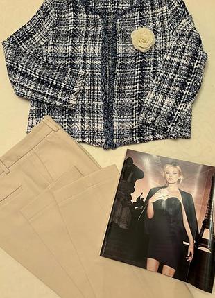 Пиджак бело- голубой.