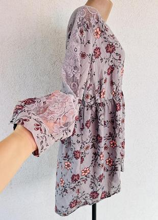 Сукня міді бузкова з квітковим принтом плаття з мереживними вставками на рукавах та плечах мереживо оверсайз