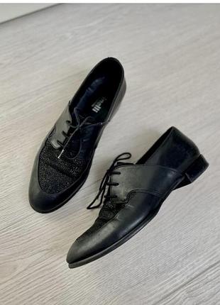 Класичні чорні шкіряні туфлі від minelli у розмірі 36