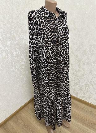 Актуальна віскозна сукня з рюшею в леопардовий принт