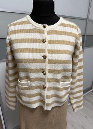 Светрик на ґудзиках