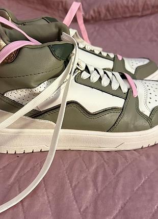 Жіночі кросівки в ідеальному стані