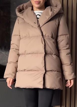 Зимовий пуховик бежевого кольору