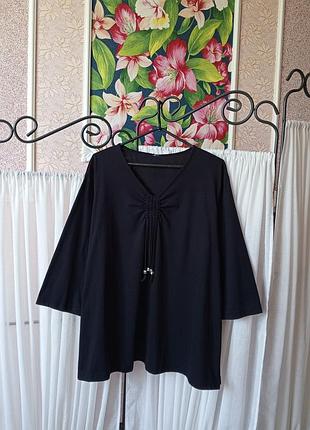 Красива чорна кофточка зі стяжкою.