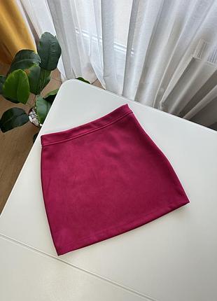 Малинова коротка спідниця під замшу s розміру