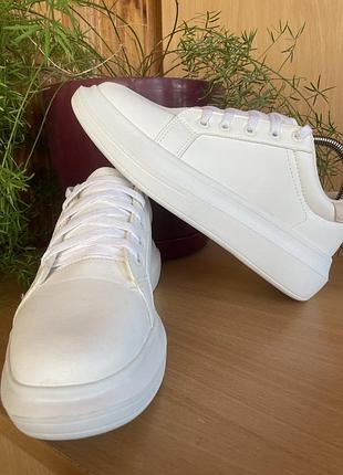 Кросівки жіночі р 40