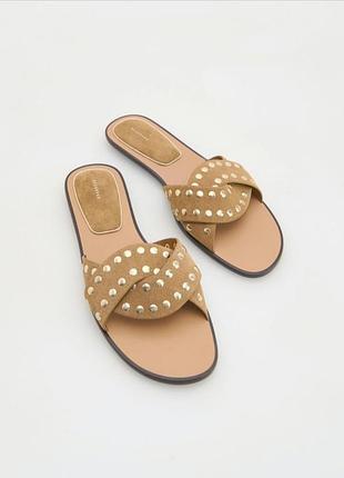 Шлепанцы из натуральной замши и металлическими элементами