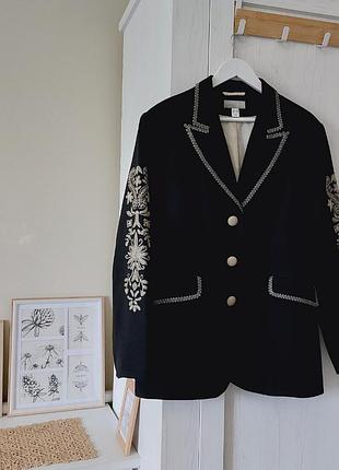 Піджак з вишивкою