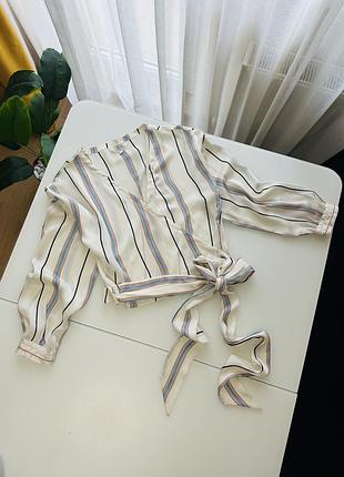 Стильна сатинова блуза в смужку на запах s/m розміру