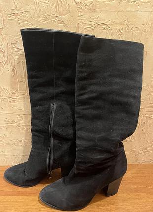 Чорні утеплені замшеві чоботи на підборах