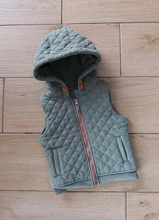 Дуже тепла стьобана жилетка на хлопчика 9-12 місяців