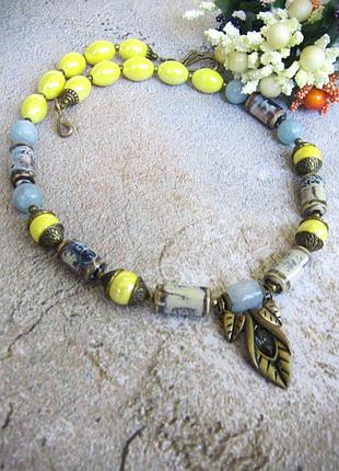 Ожерелье из аквамарина и керамики " цветок надежды"