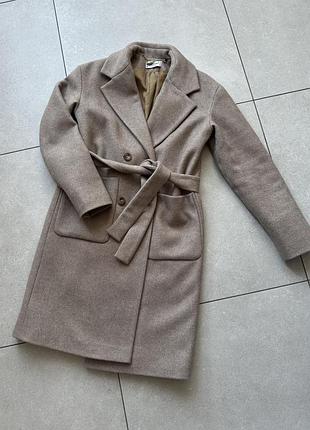 Пальто в ідеальному стані, колір мокко, є хутро в составі, розмір с