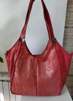 Большая кожаная сумка с лазерной отделкой итальянского производства.