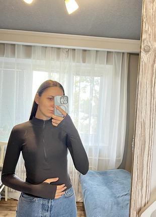 Сіра кофтинка в рубчик на блискавці з вирізом для пальчика