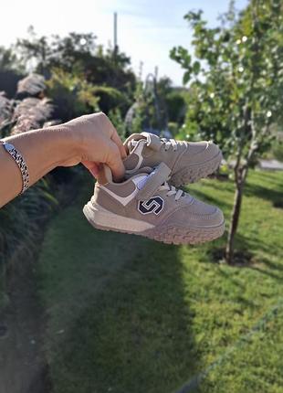 Розпродаж кросівок