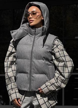 Женский дутый короткий укороченный жилетка с капюшоном серый