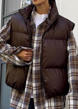 Жіночий теплий дутий укорочений жилет жилетка коричневий шоколадний