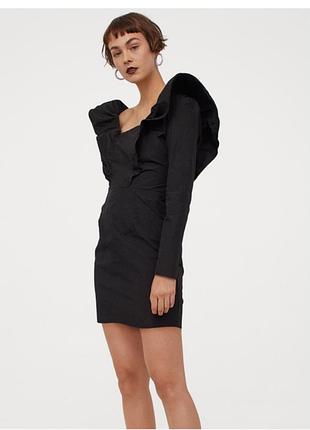 Неймовірна чорна сукня hm
сзаду застібвється на змійку