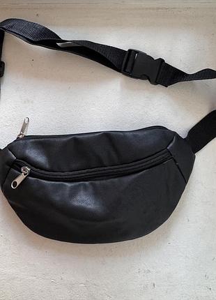 Чорна сумка-бананка 2