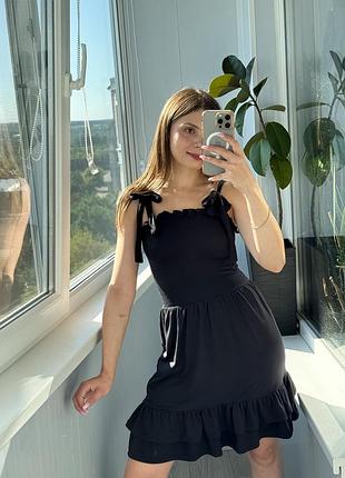 Мила чорна сукня з рюшами на бретелях завʼязках 1+1=3