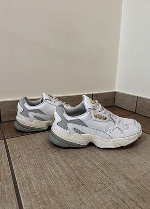 Женские кроссовки adidas