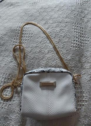 Сумочка с эффектной ручкой