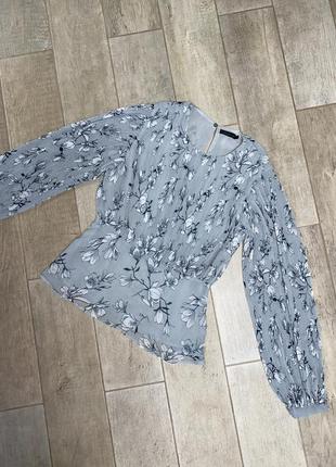 Серая блузка,объемный рукав,баска,цветочный принт