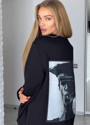 Жіночий якісний оверсайз лонгслів із принтом дівчина на спині чорний