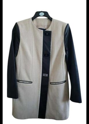 Пальто осеннее с рукавами и полоской по защелке из экокожи в идеальном состоянии